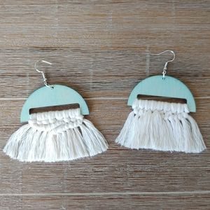 ❎SOLD❎🧵Handmade Mint And Cream Earrings🧵